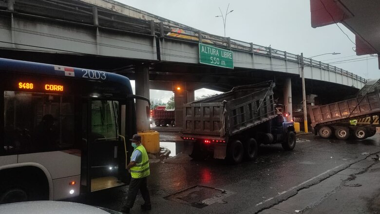 Policía detiene a más de 25 camioneros tras cierres de vías que paralizaron la capital y el sector oeste