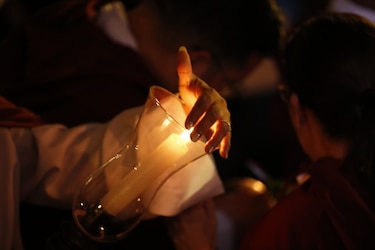 Docenas de fieles participan en la procesión de la Hermandad de la Santa Cena en el Casco Antiguo