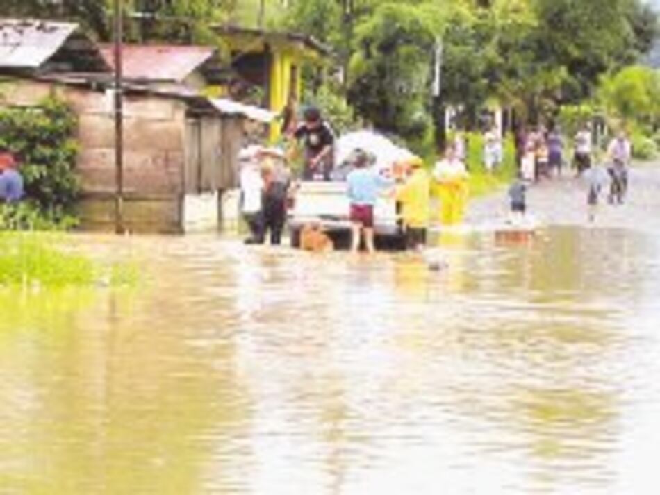 Se desbordan cuatro ríos en Bocas del Toro
