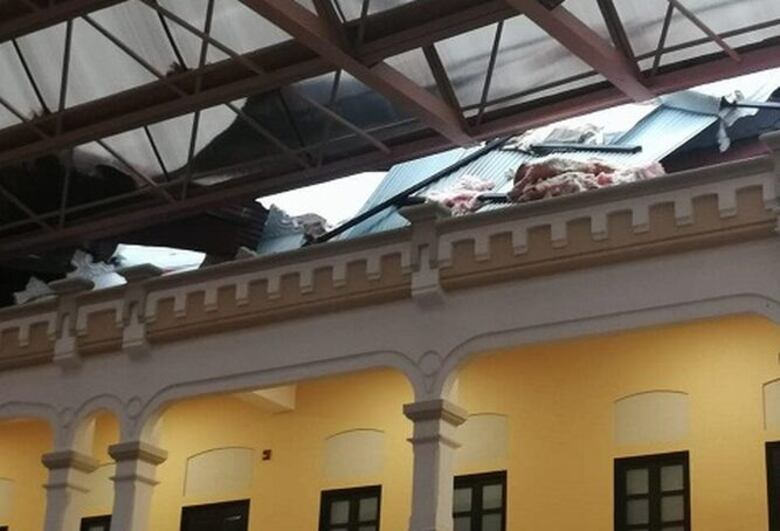 Fuertes lluvias y vientos causan caída de árboles y voladura de techo en la Cancillería