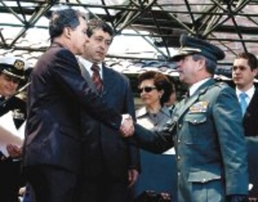Álvaro Uribe regaña a los militares