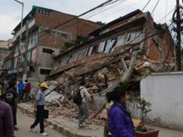 Fuerte sismo mata a cientos de personas, la mayoría en Nepal