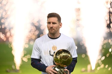 Messi presenta el Balón de Oro al público del Parque de los Príncipes