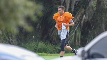 Sindicato de jugadores de la NFL critica entrenamientos no oficiales de dos mariscales