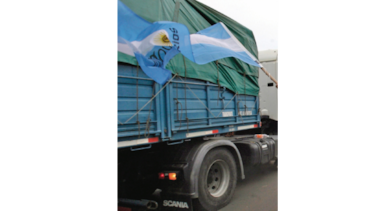 Camioneros bloquean calles por alza de combustible