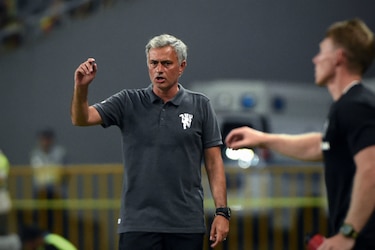 El nuevo Man U de Mourinho debuta con derrota por goleada