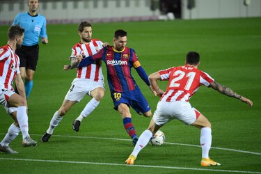 Luis Suárez hace más líder al Atlético; el Barcelona se pone segundo