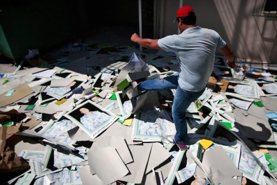 Paradero de Gaddafi es un misterio mientras rebeldes avanzan