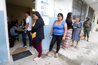 Daniel Noboa tiene 44.15 % y Luisa González, 44 %, con el 99.42 % escrutado en Ecuador