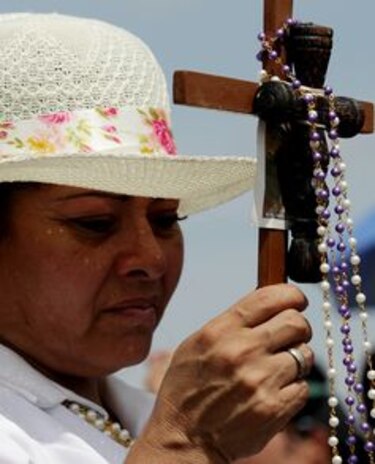 Papa pide ayuda para la familia en primera misa campal en Ecuador