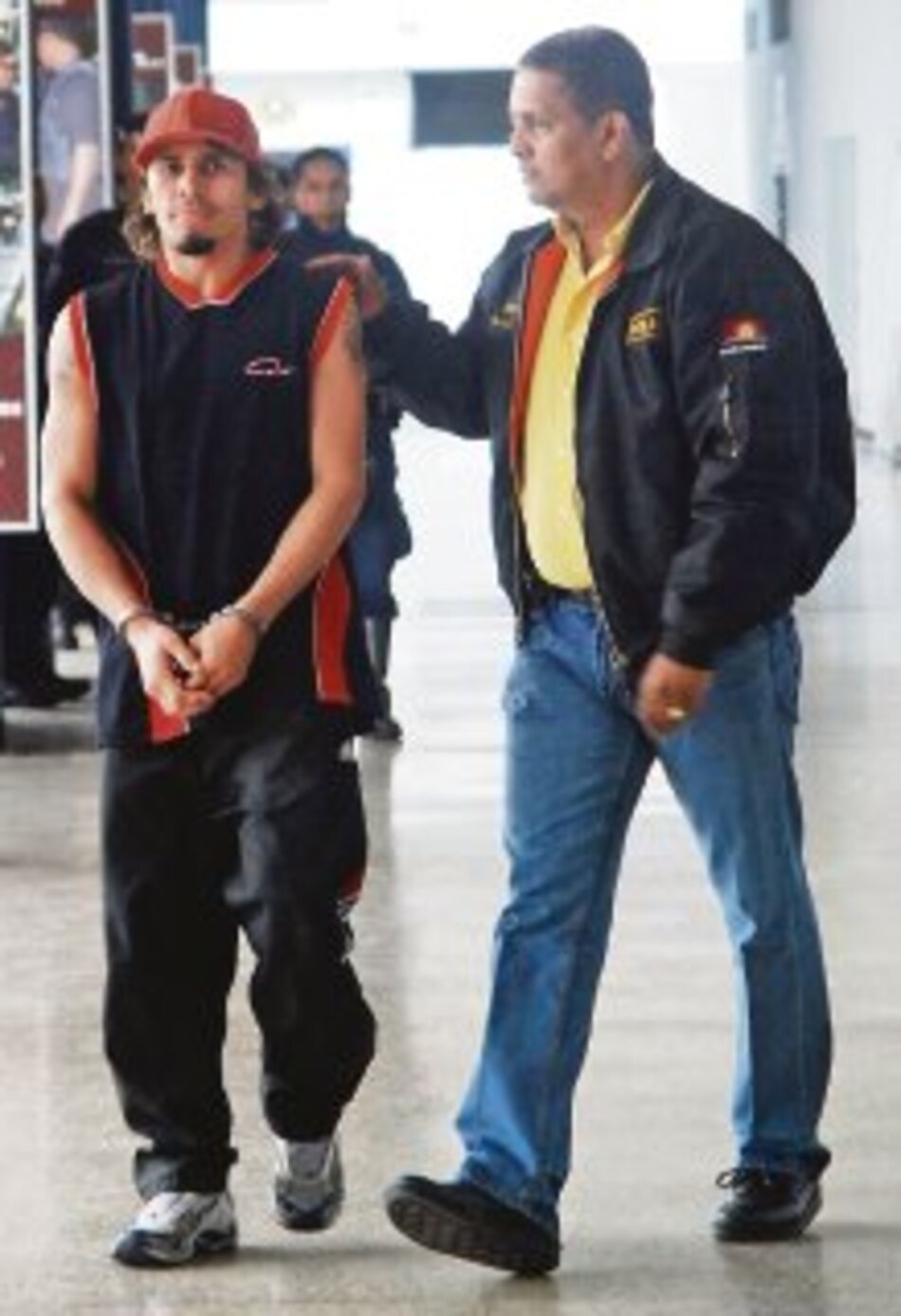 Valero, detenido; su esposa muere