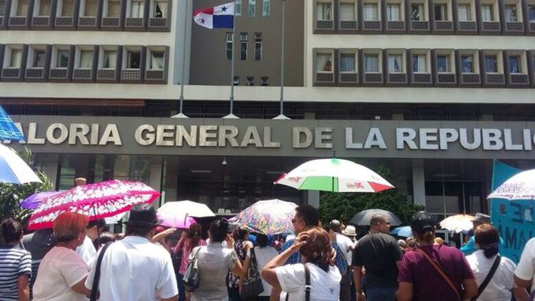 Docentes entregan petición en la Contraloría