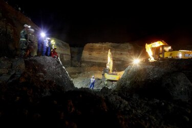 Familias de 13 mineros sepultados en Colombia esperan noticias del rescate