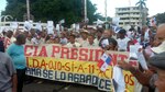 Jubilados y pensionados protestan durante acto cívico; exigen sanción de ley sobre décimos
