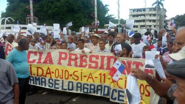 Jubilados y pensionados protestan durante acto cívico; exigen sanción de ley sobre décimos