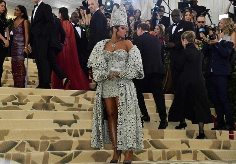 Vírgenes, ángeles y papisas en la célebre gala del Met en Nueva York