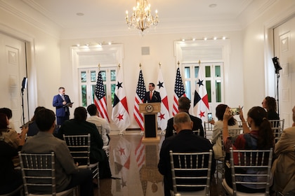 Kevin Cabrera se estrena como embajador con advertencias sobre China y reproche a críticos del MoU