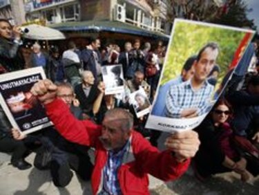 Miles de personas protestan en Turquía contra el doble atentado