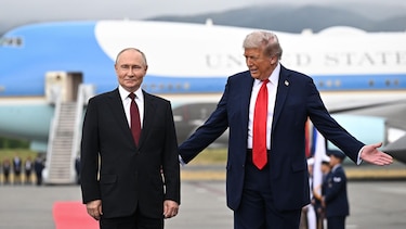 “Fue un espectáculo muy desagradable”: las duras críticas en Ucrania a la cálida bienvenida que le dio Trump a Putin en Alaska