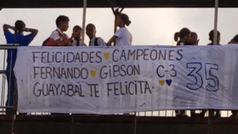 Colón recibe a los campeones del béisbol mayor