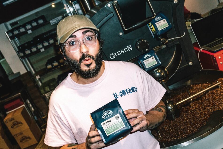 Un café con ritmos y notas musicales