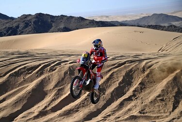 Al Attiyah y Sanders ganan prólogo del Dakar, un piloto herido en explosión