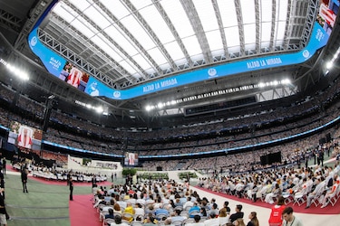 La fe y el canto de 70,000 fieles abrazan al papa León XIV en el estadio Santiago Bernabéu