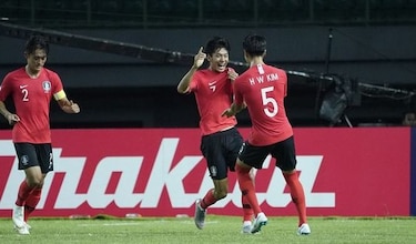 Selección surcoreana Sub-19 escucha el himno norcoreano antes de un partido