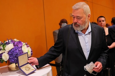 Periodista ruso vende en 103.5 millones su medalla de Nobel para ayudar a Ucrania