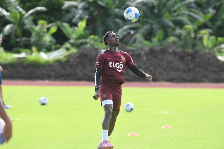 Thomas Christiansen inicia entrenamientos en el CAR con 11 jugadores y la mira puesta en el Cuscatlán