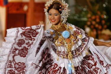 Impulsan candidatura de la pollera panameña como patrimonio cultural inmaterial ante la Unesco
