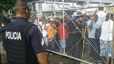 Empujones y quejas en el primer día de las ferias navideñas del IMA