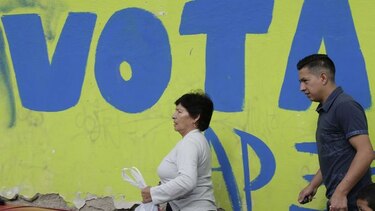 Ecuatorianos suprimen reelección indefinida y cierran el paso a Correa
