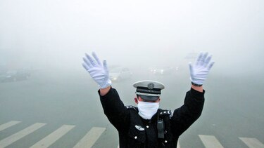 Policías contra la polución