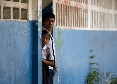 Autoridades comarcales y padres de familia exigen a docentes cumplir con el año lectivo