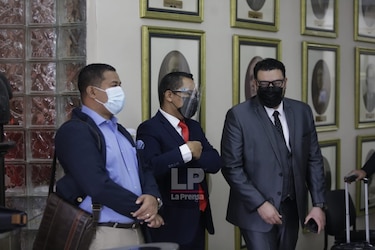 Juez de garantías rechaza reclamos de Martinelli y hace llamado de atención a su abogada