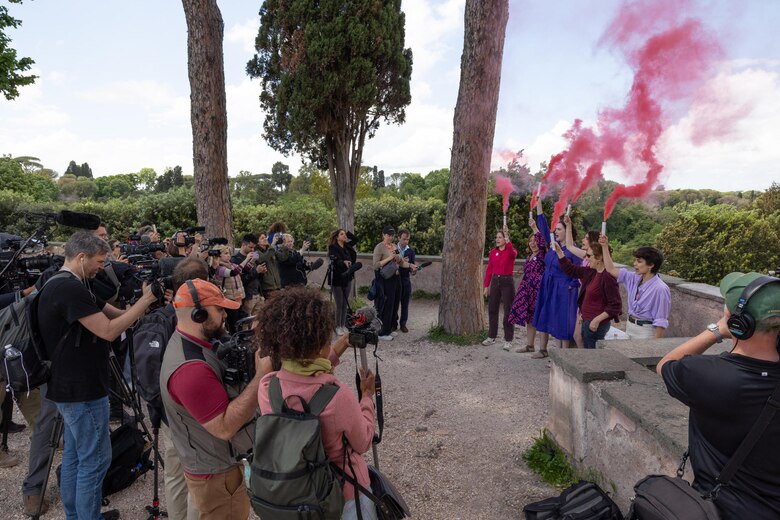 Una fumata rosa pide durante el cónclave una mayor presencia de mujeres en la Iglesia