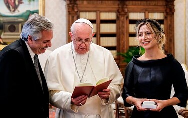 El Papa habla con el presidente argentino de deuda y pobreza