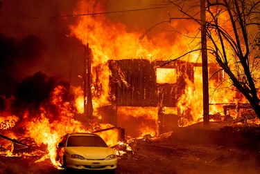 Incendio Dixie arrasa con el poblado de Greenville en California