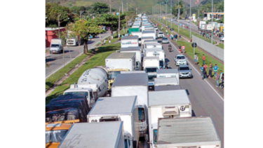 Huelga de camioneros crea problema de abastecimiento