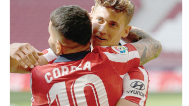 Correa guía al líder Atlético a una goleada 5-0 ante el Eibar