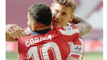 Correa guía al líder Atlético a una goleada 5-0 ante el Eibar