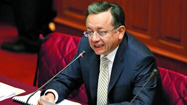 Congreso de Perú destituye a contralor por faltas graves