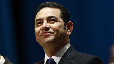 Guatemala: prohíben salir de país a familiares de presidente Jimmy Morales