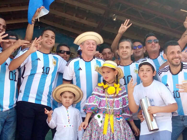 En Guararé el ‘Monstruo Celeste’ celebra con el embajador de Argentina el título del Mundial de Catar