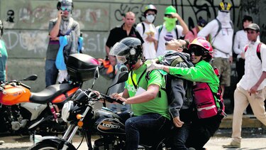 Dos muertos, crece indignación