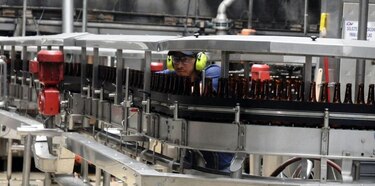 Envases de vidrio escasean; cervecera se prepara
