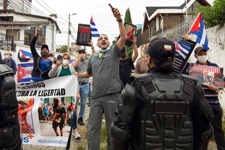 Cuba niega ‘estallido social’ en protestas que dejan un muerto y más de 100 detenidos