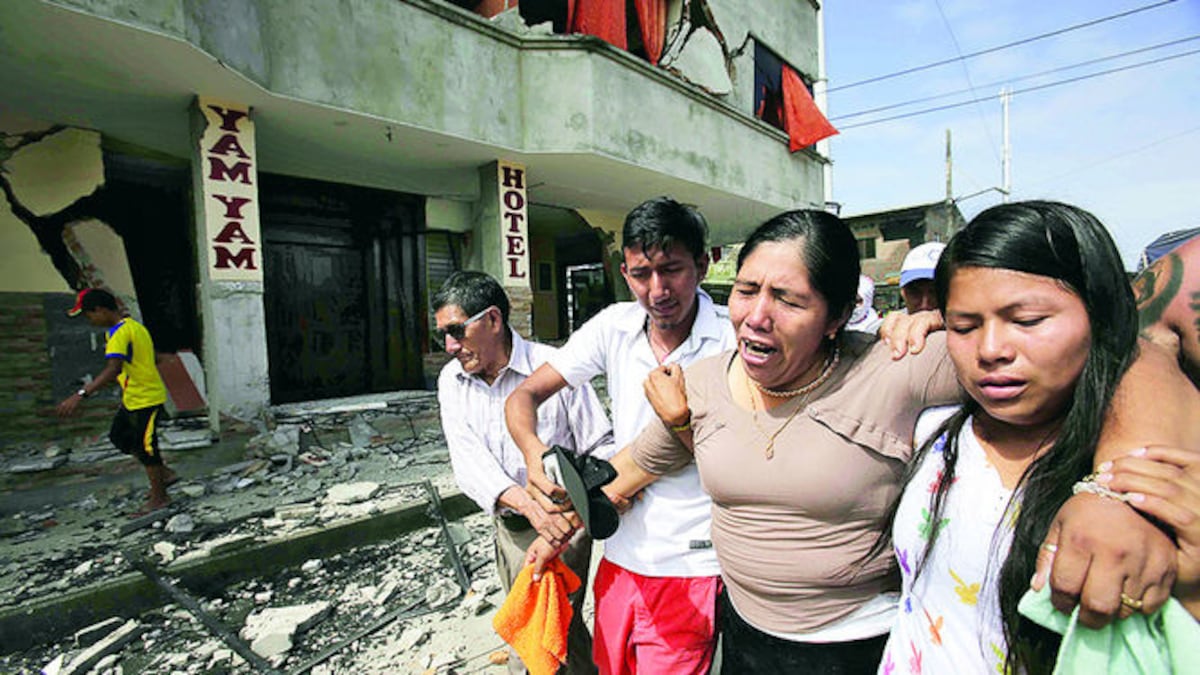Una mujer llora tras corroborar la muerte de una hija ayer en Pedernales, una de las zonas más golpeadas por el terremoto del sábado en Ecuador.