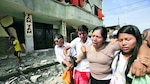 Familiares esperan hallar a seres queridos tras sismo en Ecuador
